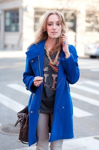 Comment porter un collier orange: Porte un manteau bleu et un collier orange pour un look idéal le week-end.