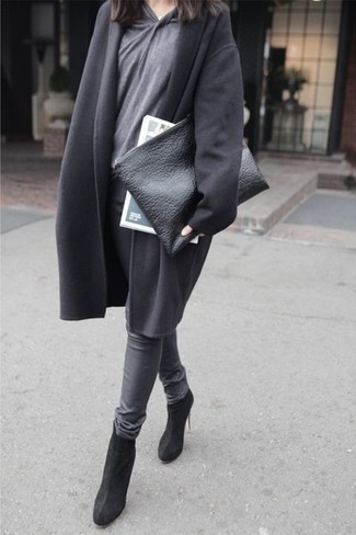 Comment porter un jean skinny gris foncé: Pense à opter pour un manteau noir et un jean skinny gris foncé pour achever un look chic. Cette tenue est parfait avec une paire de bottines en daim noires.
