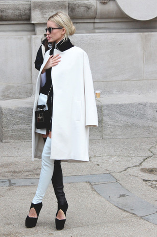 Comment porter un manteau blanc: Essaie d'associer un manteau blanc avec un pantalon slim en cuir blanc et noir si tu recherches un look stylé et soigné. Assortis ce look avec une paire de escarpins en daim noirs.