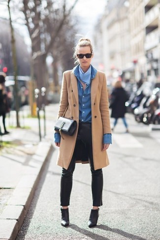 Comment porter une écharpe bleu clair: Ce combo d'un manteau marron clair et d'une écharpe bleu clair dégage une impression très décontractée et accessible. Complète ce look avec une paire de bottines en cuir noires.