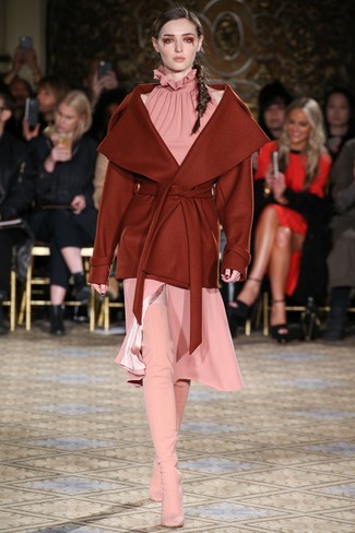 Comment porter des cuissardes en daim roses à 30 ans: Harmonise un manteau tabac avec une robe midi rose pour aller au bureau. Complète ce look avec une paire de cuissardes en daim roses.