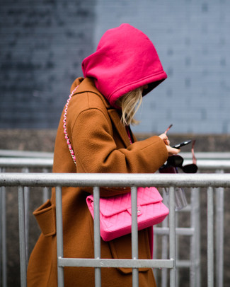 Comment porter un sac bandoulière en cuir rose: Marie un manteau tabac avec un sac bandoulière en cuir rose pour un look confortable et décontracté.