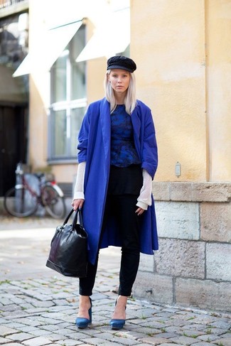 Comment porter une casquette plate: Choisis un manteau bleu et une casquette plate pour une tenue relax mais stylée. Une paire de escarpins en daim bleus est une option judicieux pour complèter cette tenue.