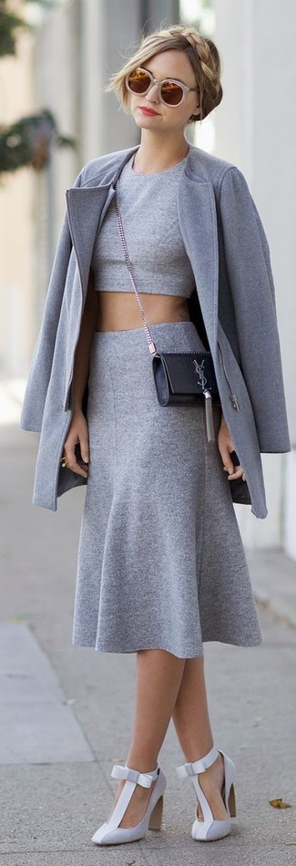 Comment porter une jupe mi-longue en laine grise: Essaie d'harmoniser un manteau gris avec une jupe mi-longue en laine grise pour un look élégant et soigné. Une paire de escarpins en daim gris est une option avisé pour complèter cette tenue.