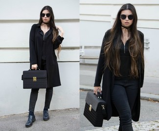 Comment porter un jean skinny noir: Opte pour un manteau noir avec un jean skinny noir pour un look de tous les jours facile à porter. Termine ce look avec une paire de chaussures richelieu en cuir bleu marine.