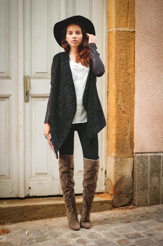 Comment porter un manteau noir: Essaie d'harmoniser un manteau noir avec un jean skinny noir pour créer un style chic et glamour. Une paire de cuissardes en daim marron est une option judicieux pour complèter cette tenue.