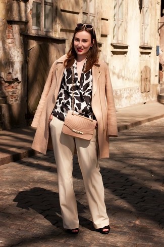 Tenue: Manteau beige, Top sans manches imprimé léopard blanc et noir, Pantalon large beige, Sandales à talons en cuir noires