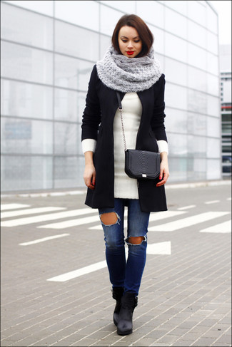 Tenue: Manteau noir, Tunique en laine blanche, Jean skinny déchiré bleu, Bottines en cuir noires