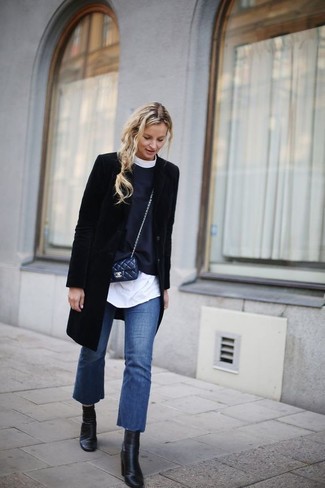 Comment porter un jean flare bleu marine: Pour une tenue de tous les jours pleine de caractère et de personnalité pense à marier un manteau noir avec un jean flare bleu marine. Cet ensemble est parfait avec une paire de bottines en cuir noires.