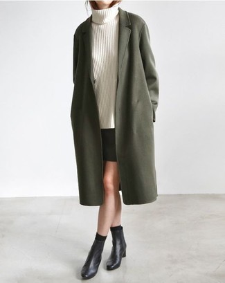 Tenue: Manteau vert foncé, Pull à col roulé en tricot blanc, Minijupe noire, Bottines en cuir noires