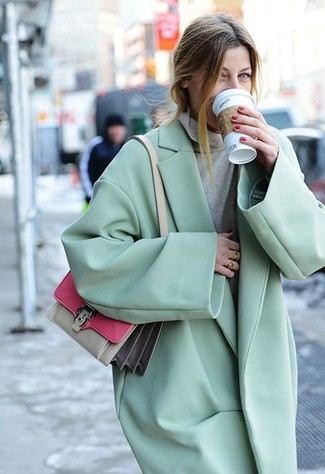 Comment porter un manteau vert menthe: Associe un manteau vert menthe avec un pull à col roulé gris pour achever un look habillé mais pas trop.