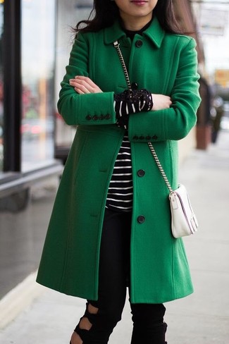 Comment porter un jean déchiré noir: Harmonise un manteau vert avec un jean déchiré noir pour affronter sans effort les défis que la journée te réserve.