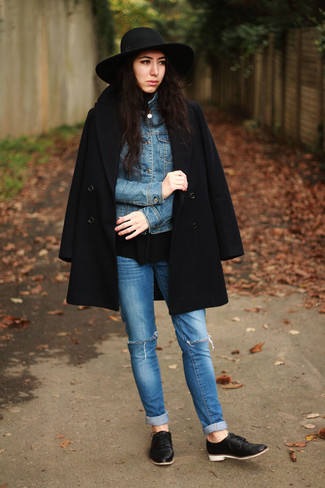 Comment porter des chaussures à lacet en automne: Harmonise un manteau noir avec un jean skinny déchiré bleu pour une tenue idéale le week-end. Habille ta tenue avec une paire de chaussures à lacet. Une géniale tenue, qu’on veut pour pour les journées automnales.