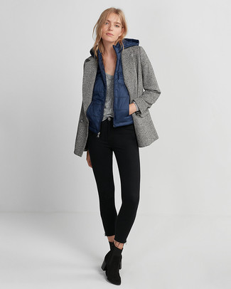 Tenue: Manteau à chevrons gris, Veste sans manches bleu marine, T-shirt à col rond gris, Jean skinny noir