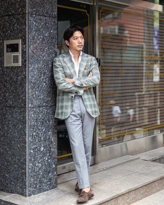 Comment porter un blazer vert menthe pour un style elégantes en été