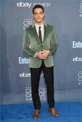 Comment porter un blazer vert menthe pour un style elégantes en été