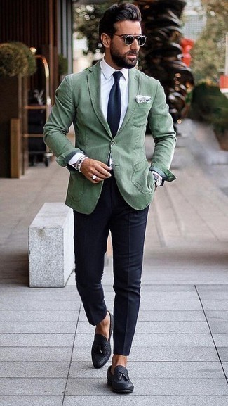 Comment porter un blazer vert menthe quand il fait chaud