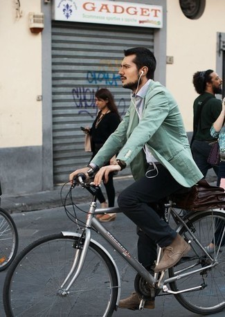 Comment porter un blazer vert menthe au printemps