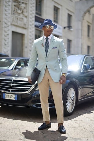 Comment porter un blazer vert menthe pour un style elégantes en été