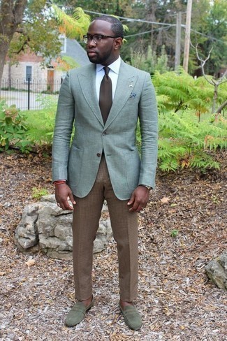 Comment porter un blazer vert menthe pour un style elégantes en été