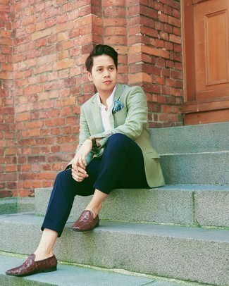 Comment porter un blazer vert menthe quand il fait chaud