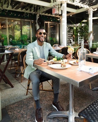 Comment porter un blazer vert menthe pour un style decontractés