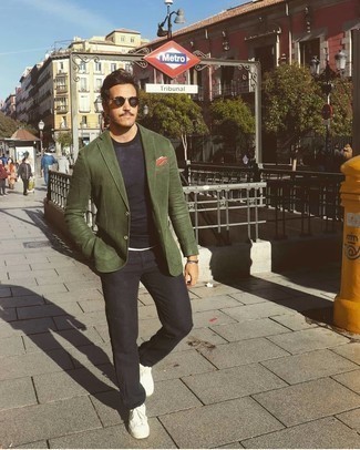 Comment porter un blazer vert menthe pour un style decontractés