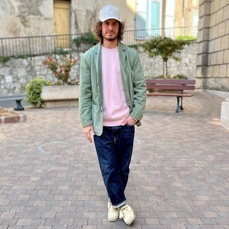 Comment porter un blazer vert menthe quand il fait chaud