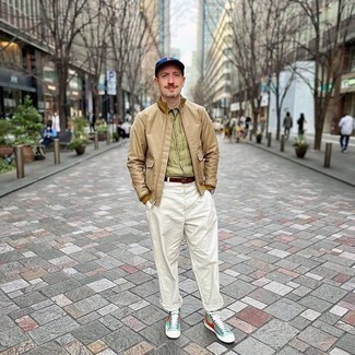 Comment porter des baskets montantes en toile vert menthe
