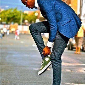 Comment porter des baskets montantes en toile vert menthe