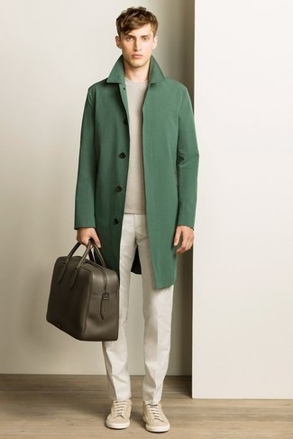 Comment porter un manteau vert menthe pour un style decontractés