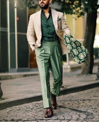 Comment porter un pantalon de costume vert menthe