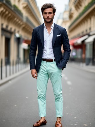 Comment porter un pantalon de costume vert menthe