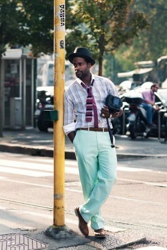 Comment porter un pantalon de costume vert menthe