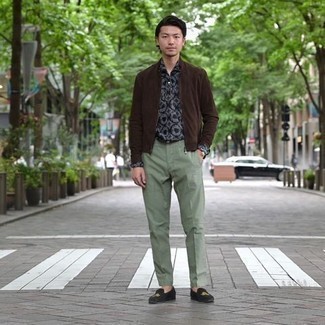 Comment porter un pantalon de costume vert menthe