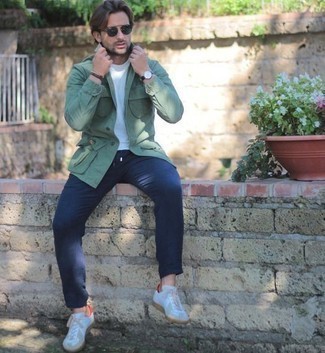 Comment porter une veste vert menthe pour un style decontractés