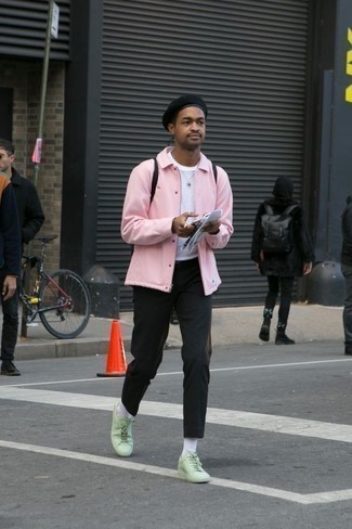 Comment porter des baskets basses en cuir vert menthe