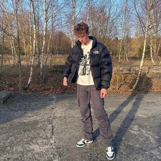 Comment porter des baskets basses en cuir vert menthe