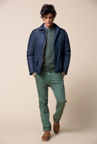 Comment porter un pantalon vert menthe pour un style chic decontractés
