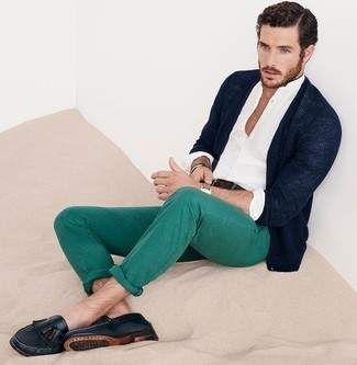 Comment porter un pantalon vert menthe pour un style chic decontractés