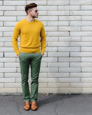 Comment porter un pantalon vert menthe pour un style chic decontractés