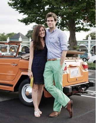 Comment porter un pantalon vert menthe pour un style chic decontractés