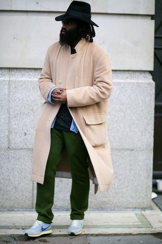 Comment porter un pantalon vert menthe pour un style decontractés quand il fait froid