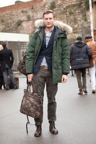 Comment porter une parka vert menthe quand il fait froid