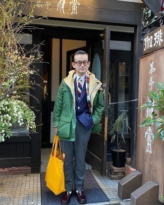 Comment porter une parka vert menthe quand il fait froid