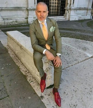 Comment porter une pochette de costume vert menthe