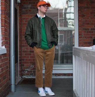 Comment porter un polo vert menthe pour un style decontractés