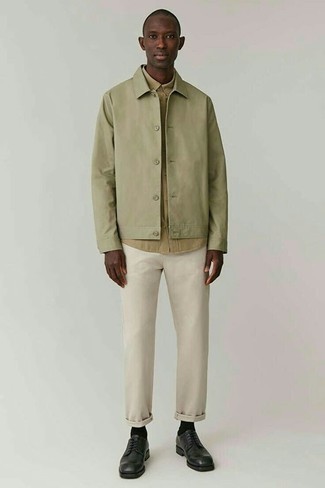 Comment porter une veste-chemise vert menthe quand il fait chaud à 30 ans