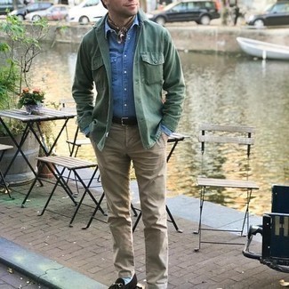 Comment porter une veste-chemise vert menthe quand il fait chaud à 30 ans