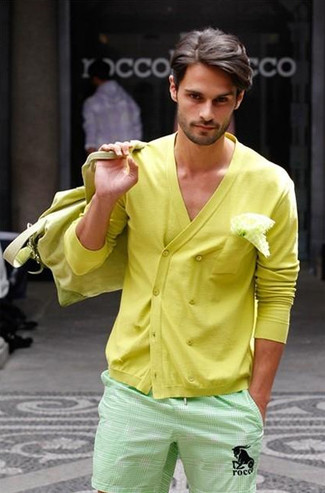 Comment porter un short vert menthe quand il fait chaud